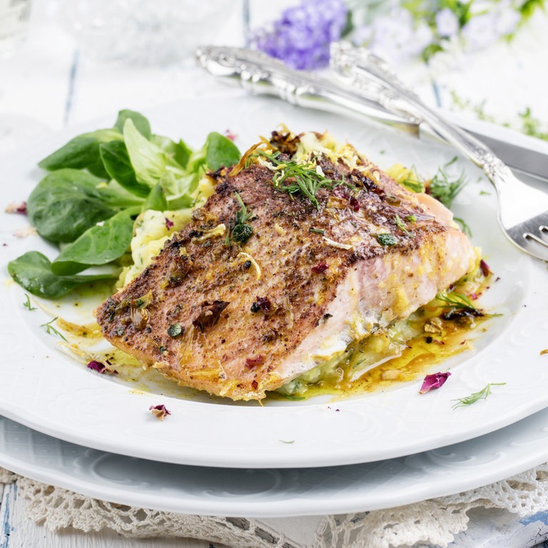 Lachsfilet mit Salat (Foto: Fotolia)