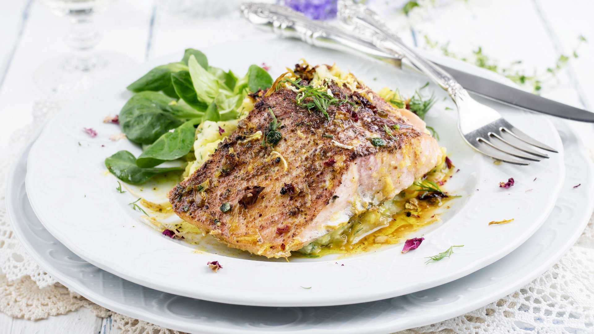 Foto: Fotolia Lachsfilet mit Salat (Foto: Fotolia)