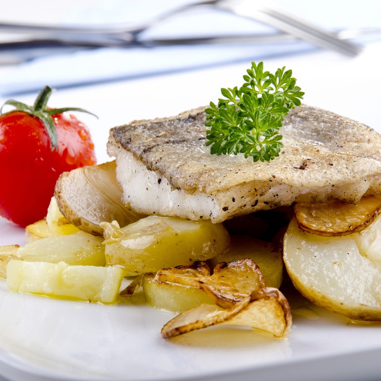 Hamburger Pannfisch mit Kartoffeln und Tomate (Foto: Fotolia)