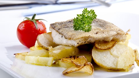 Hamburger Pannfisch mit Kartoffeln und Tomate (Foto: Fotolia)