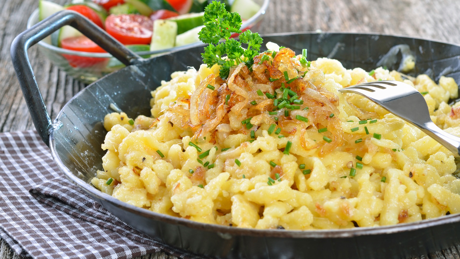 Käsespätzle in der Pfanne (Foto: iStock)