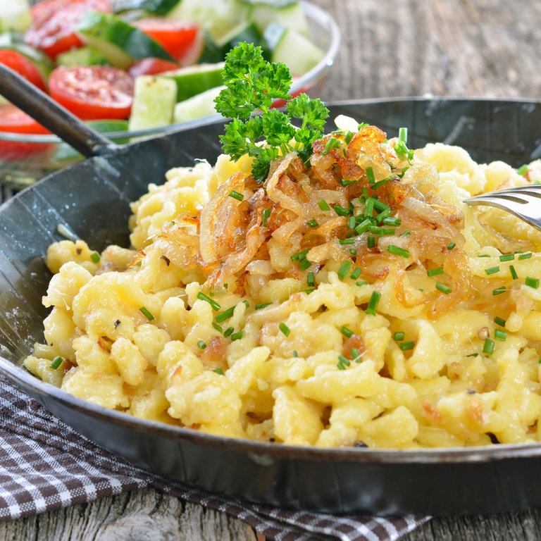 Käsespätzle in der Pfanne (Foto: iStock)