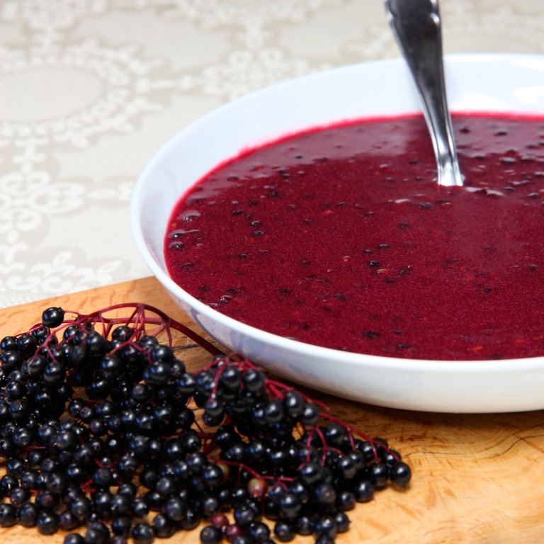 Friesische Holundersuppe mit Grießklößchen kochen - Schmecksplosion ...