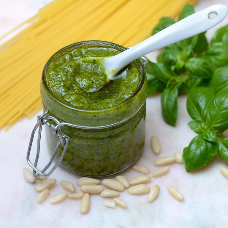 selbstgemachtes Pesto (Foto: imago images/imagebroker)
