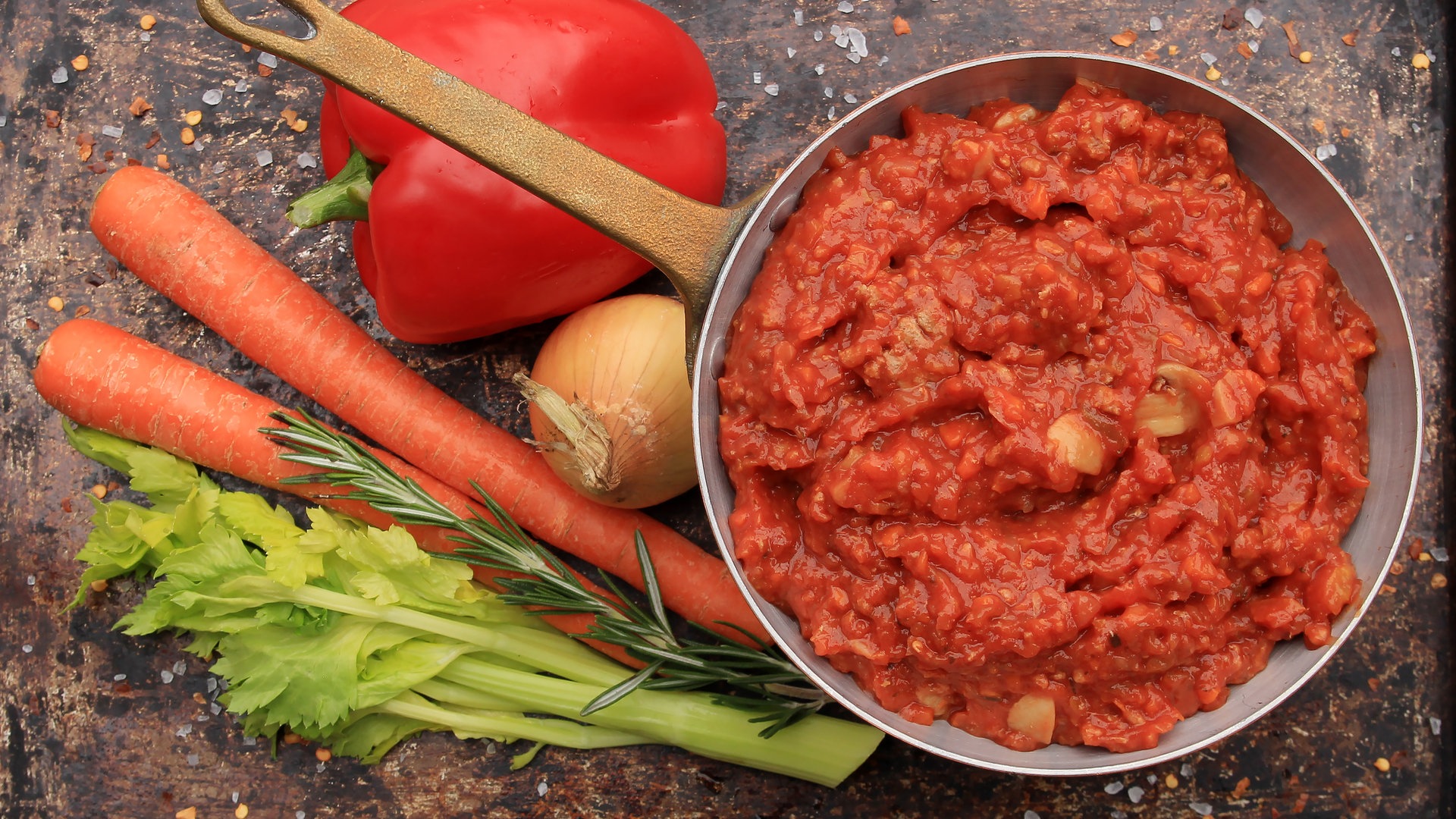 Foto: Fotolia Schüssel mit Tomatensoße (Foto: Fotolia)