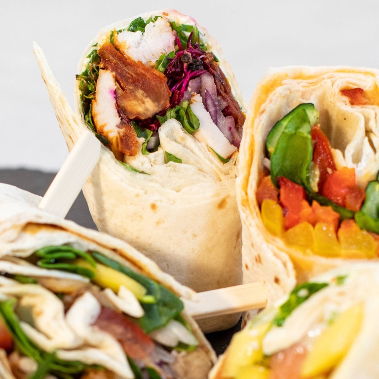 lecker gefüllte Wraps (Foto: imago images/Deutzmann)