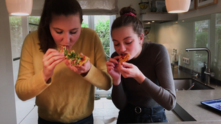 Zwei Mädchen backen Pizza selbst. (Foto: SWR)