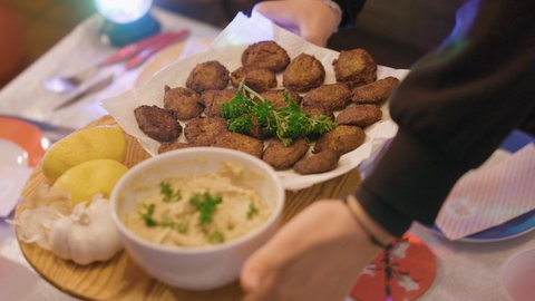 Falafel und Humus (Foto: SWR)