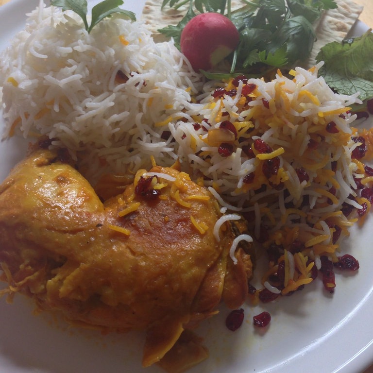 Zereshk Polo (Persisches Hähnchen mit Safranreis) (Foto: SWR, Nordisch Filmproduction)