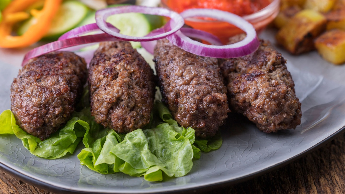 Rezept für türkische Izmir Köfte — Fleischbällchen mit Reis und Gemüse ...