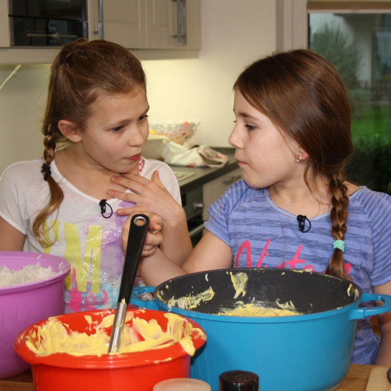 Toma und Leni backen Tschiri — russische Teigtaschen. (Foto: SWR)