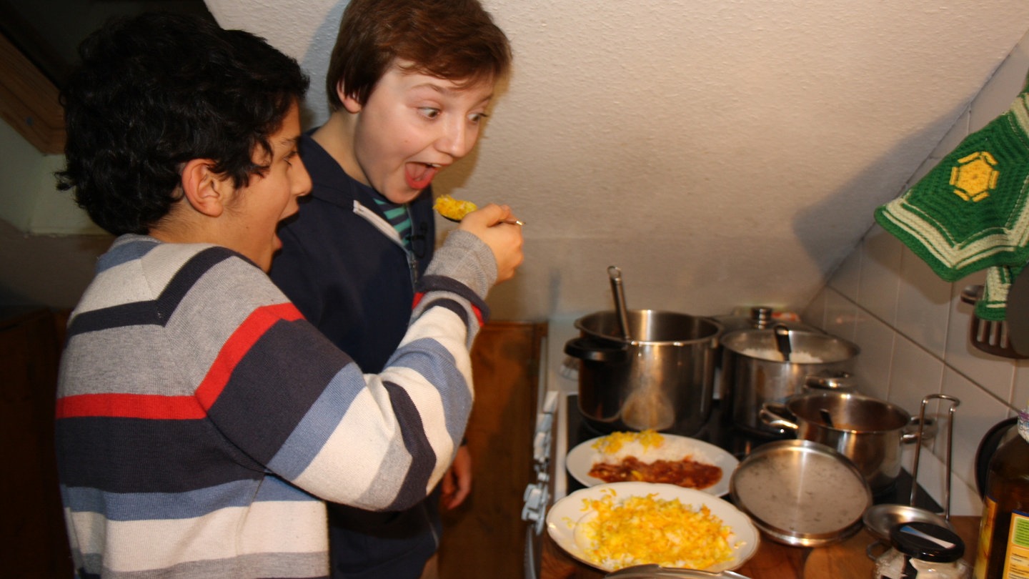 Schayan kocht Persisches Lamm mit Mandelblättchen. (Foto: SWR)