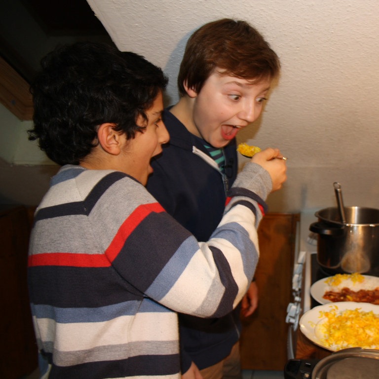 Schayan kocht Persisches Lamm mit Mandelblättchen. (Foto: SWR)
