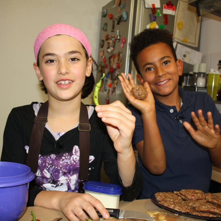 Zerrin und Amanuel kochen Izmir Köfte. (Foto: SWR)