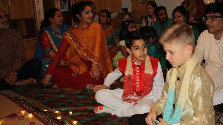 Tanvir und Adrian feiern das indische Kerzenfest Diwali. (Foto: SWR, SWR)