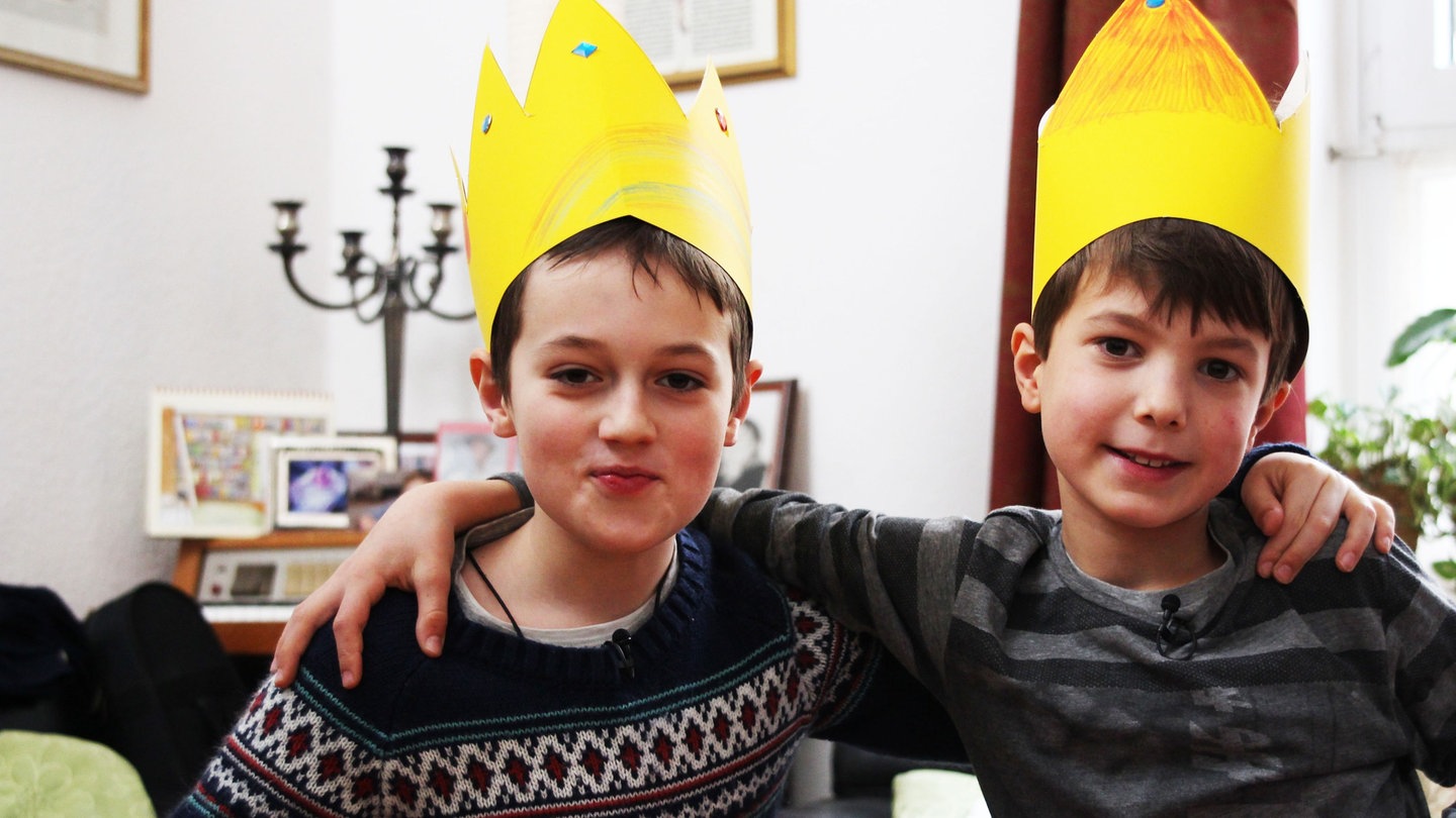 Carl und Rufus feiern das Dreikönigsfest (Foto: SWR)