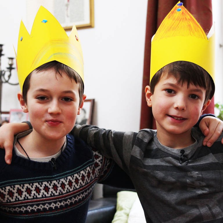 Carl und Rufus feiern das Dreikönigsfest (Foto: SWR)