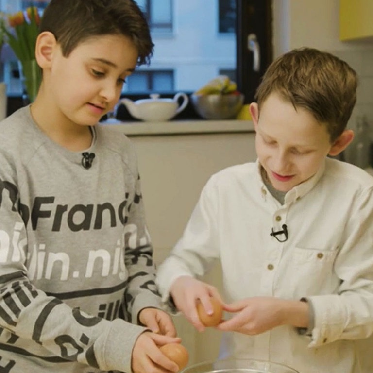 Artem macht Blinis für Másleniza (Foto: SWR)