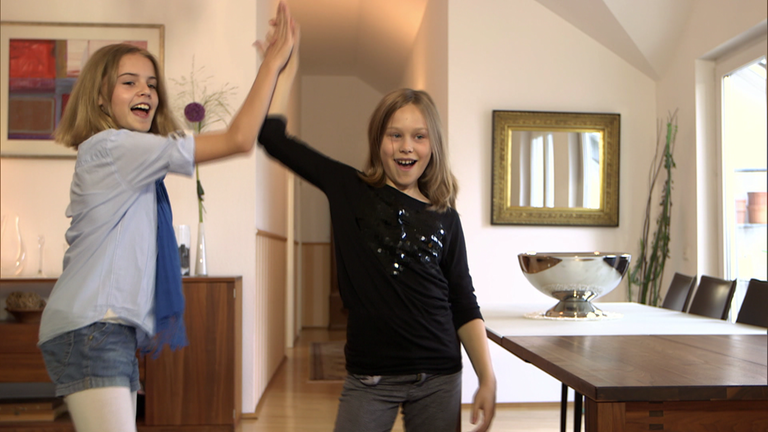 Antonia (l.) und Anouk (r.) machen sich bereit zum Kochen und klatschen ab. (Foto: SWR)