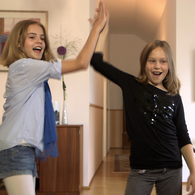 Antonia (l.) und Anouk (r.) machen sich bereit zum Kochen und klatschen ab. (Foto: SWR)