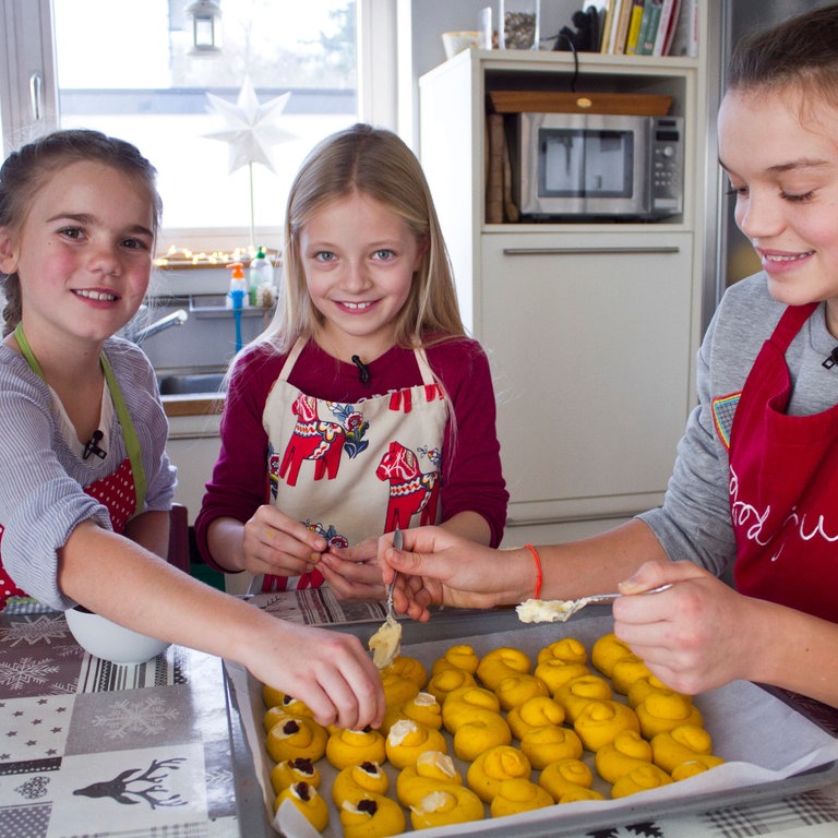 Carlotta, Sanna und Carolina backen Lussekatter. (Foto: SWR, SWR)