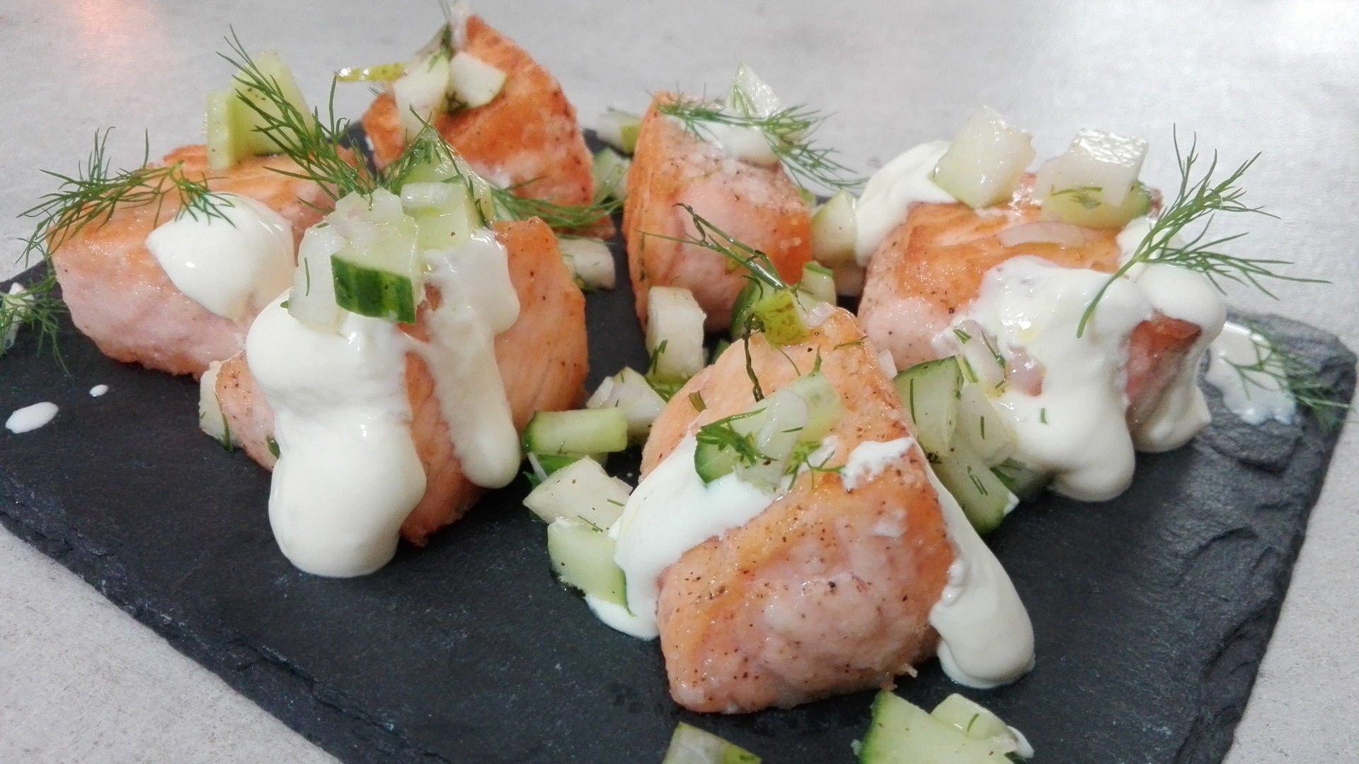 Lachs mit Birnensalat zubereiten (Foto: SWR)