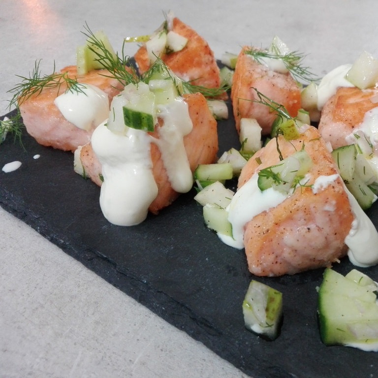 Lachs mit Birnensalat zubereiten (Foto: SWR)