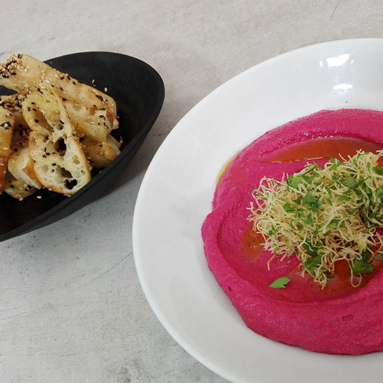 Vorspeise: Pinkfarbener Hummus (Foto: SWR)