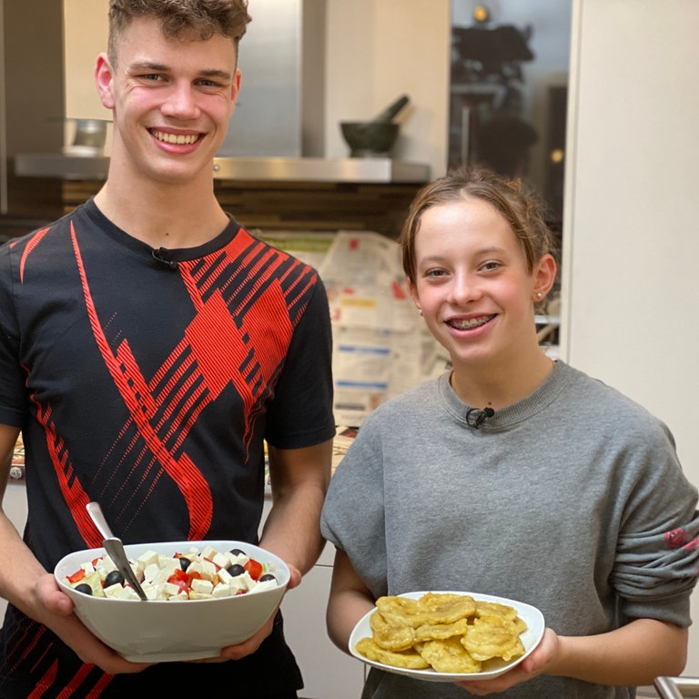 Tigantes mit griechischem Bauernsalat (Foto: SWR)