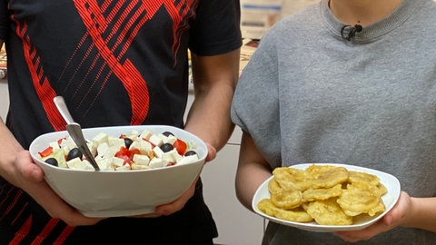 Tigantes mit griechischem Bauernsalat (Foto: SWR)