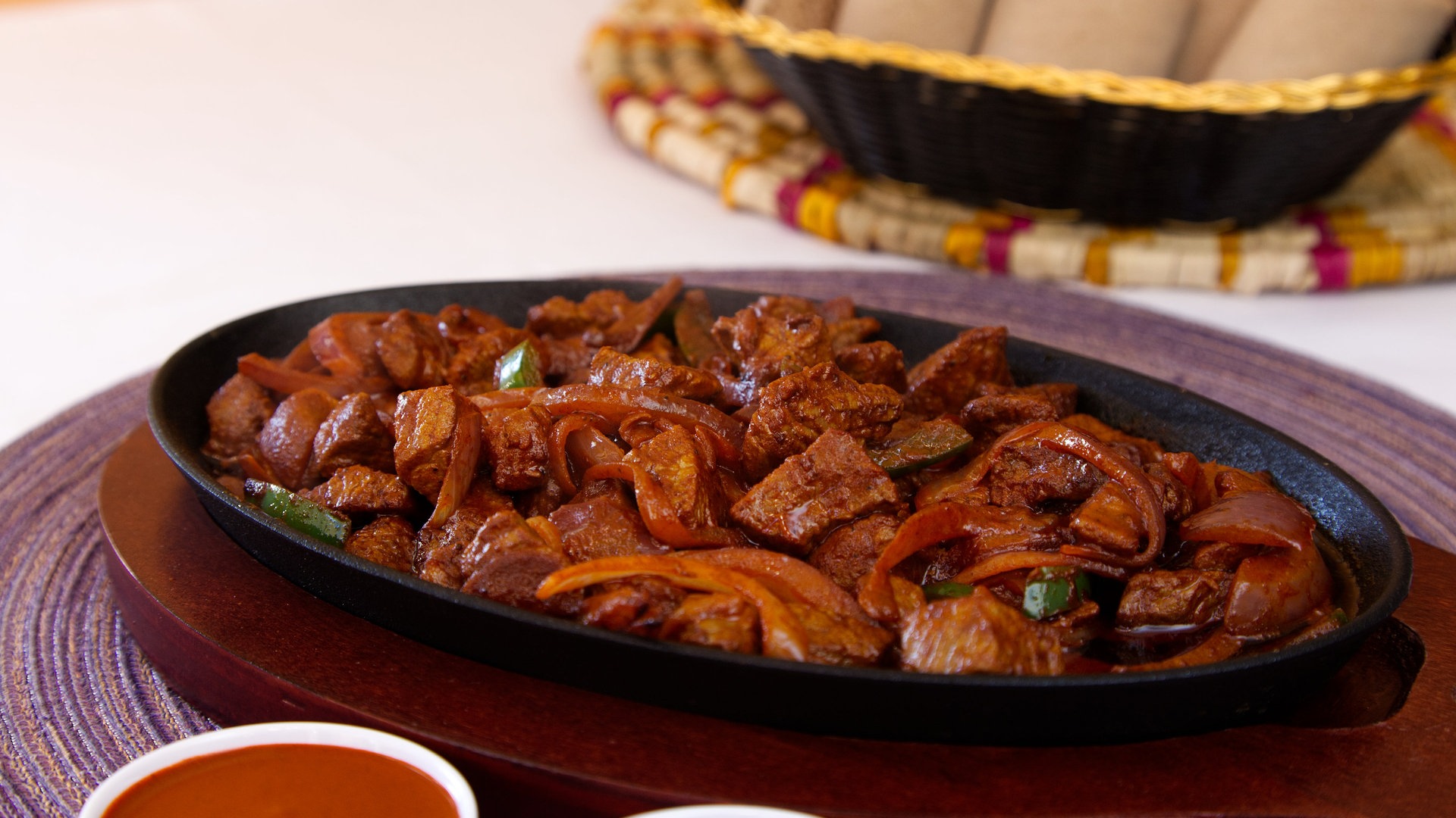 Foto: iStock Difo Dabo mit Tibs - äthiopisches Weizenbrot mit würzigem Rindfleisch (Foto: iStock)