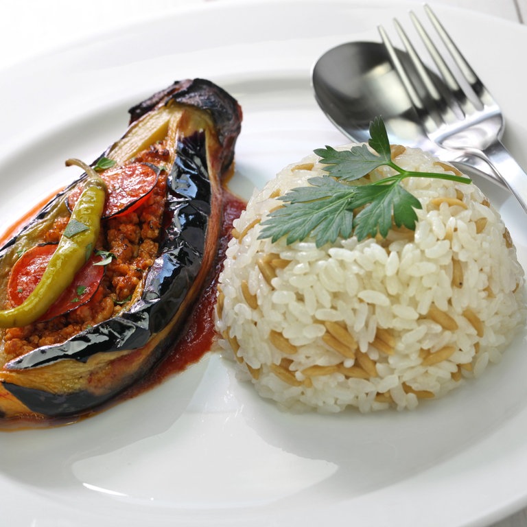 Karniyarik und Reisnudel-Pilaw - Türkische Gefüllte Aubergine und nussiges Reisgericht (Foto: iStock)