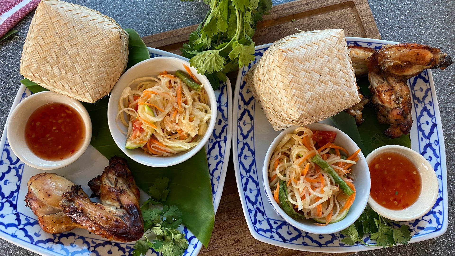 Som Sam und Gai Yang - Thailändischer Papaya-Salat und Thai-Hühnchen (Foto: Franzisca von Berlepsch)