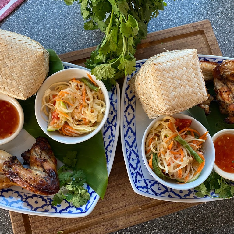 Som Sam und Gai Yang - Thailändischer Papaya-Salat und Thai-Hühnchen (Foto: Franzisca von Berlepsch)
