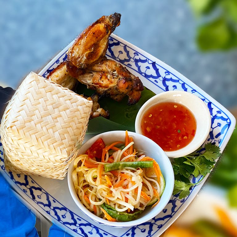 Thailändisches Hühnchen mit Papaya Salat (Foto: SWR, Franzisca von Berlepsch / SWR)