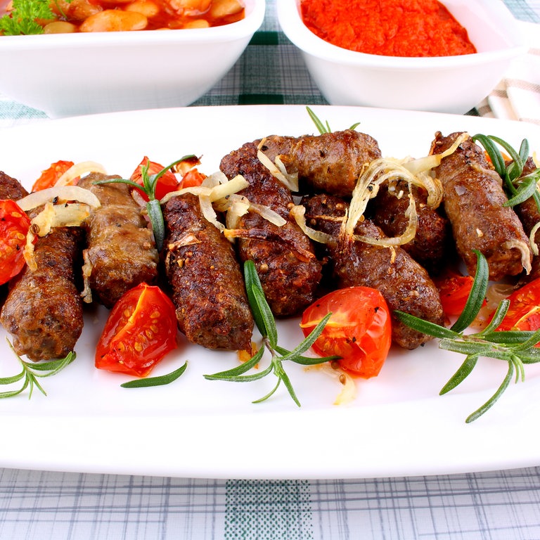 Cevapcici (gegrillte Hackfleisch-Röllchen) (Foto: iStock)