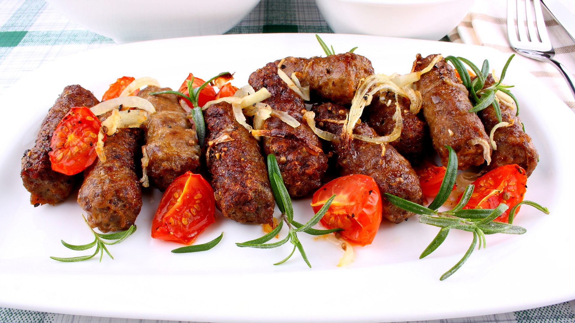Foto: iStock Cevapcici (gegrillte Hackfleisch-Röllchen) (Foto: iStock)