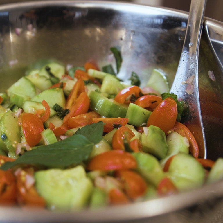 persischer Gurkensalat (Foto: SWR)