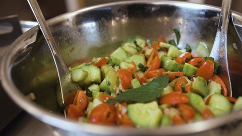 persischer Gurkensalat (Foto: SWR)