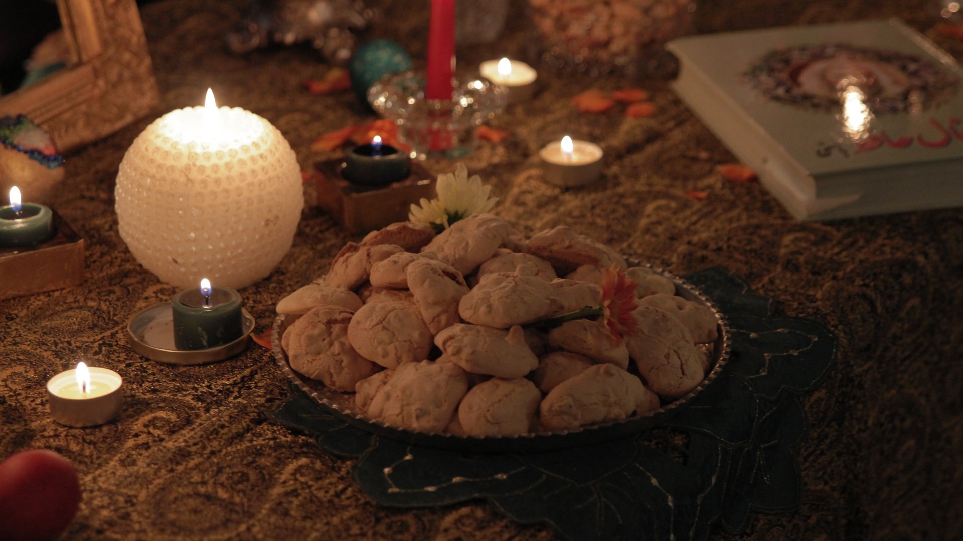 Walnussplätzchen stehen auf einem Altar (Foto: SWR, SWR Nordisch Filmproduction)