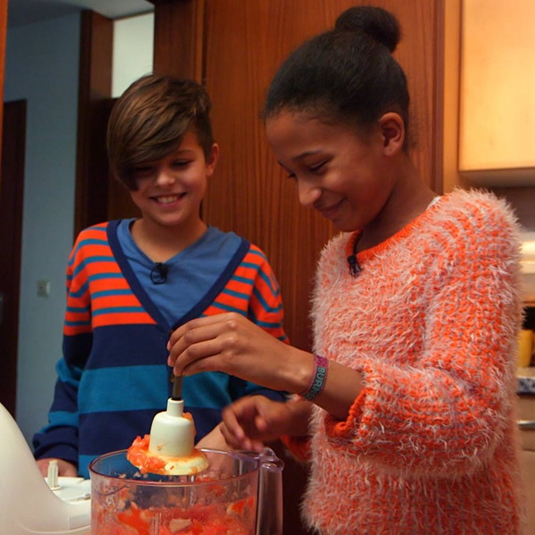 Levin und Madina beim Kochen (Foto: SWR)