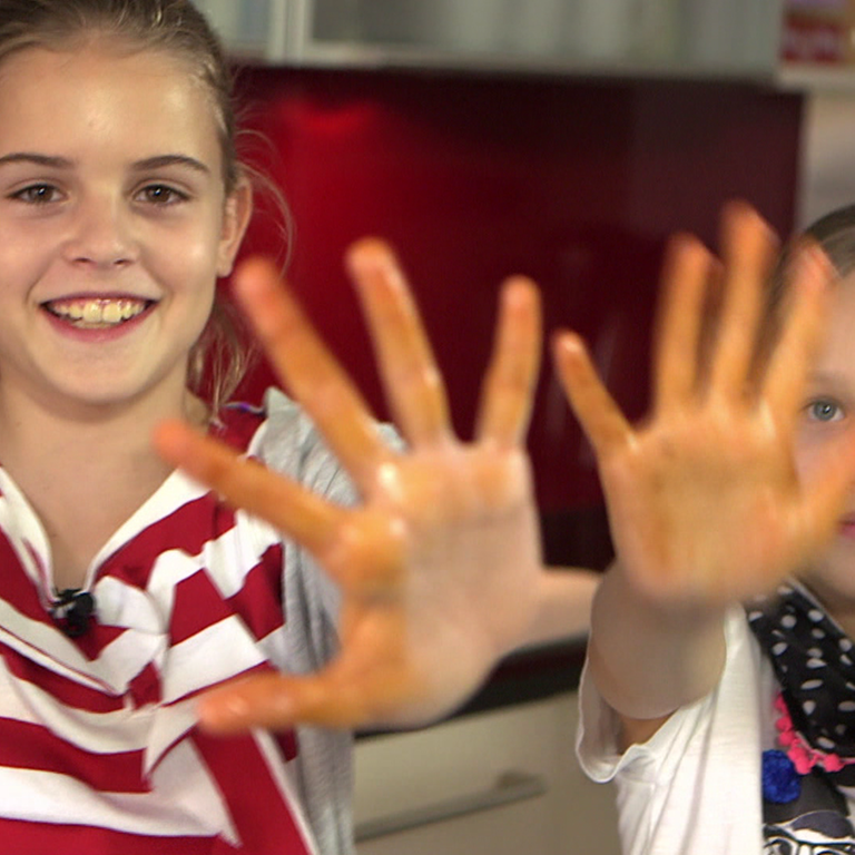 Antonia und Anouk kochen mexikanische Fajitas. (Foto: SWR)