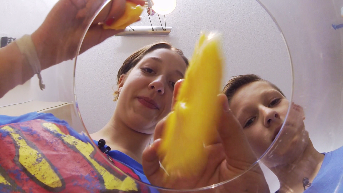 Noemi und Laszlo kochen indisches Hühnchen-Gemüse-Curry. (Foto: SWR)