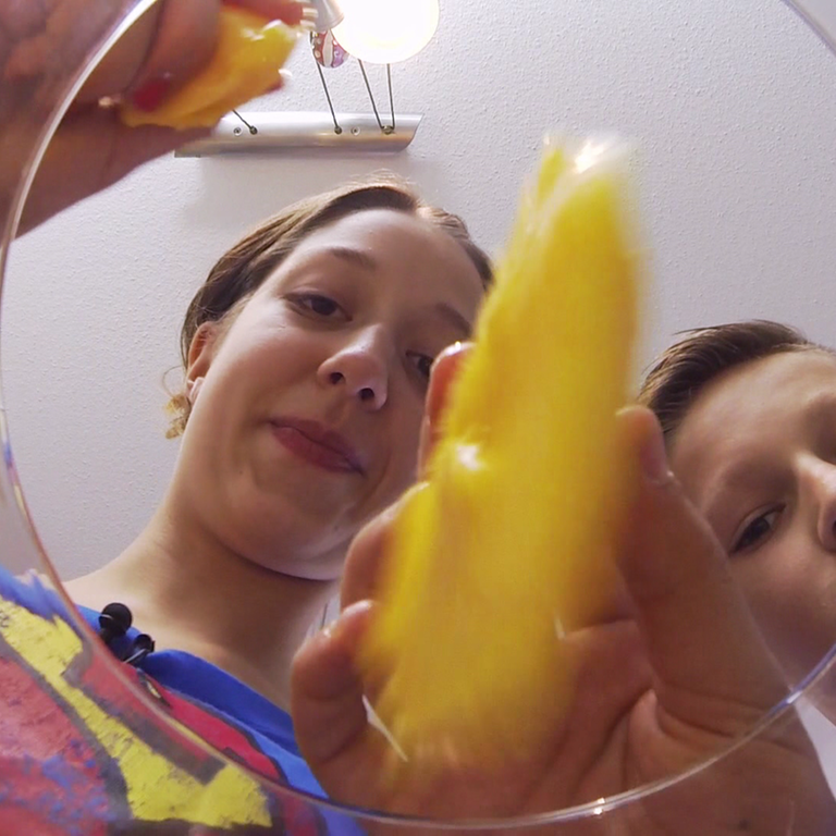 Noemi und Laszlo kochen indisches Hühnchen-Gemüse-Curry. (Foto: SWR)