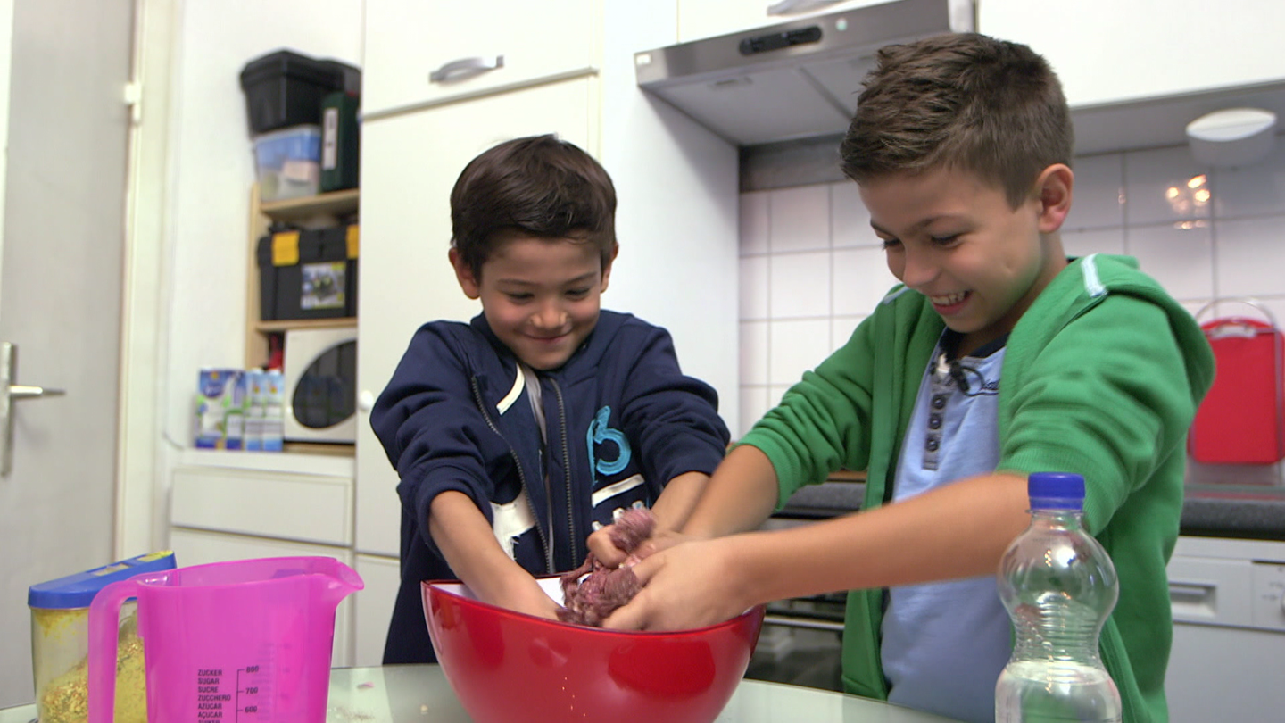 Matteo und Valentino kochen Ćevapčići. (Foto: SWR)