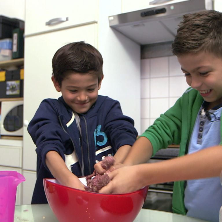 Matteo und Valentino kochen Ćevapčići. (Foto: SWR)