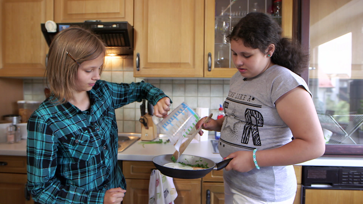 Caitlin kocht schweizer Schinkengipfeli und Rüeblisalat. (Foto: SWR)