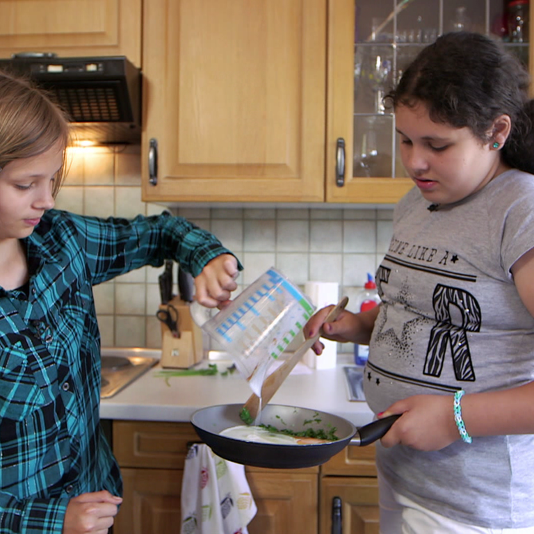 Caitlin kocht schweizer Schinkengipfeli und Rüeblisalat. (Foto: SWR)