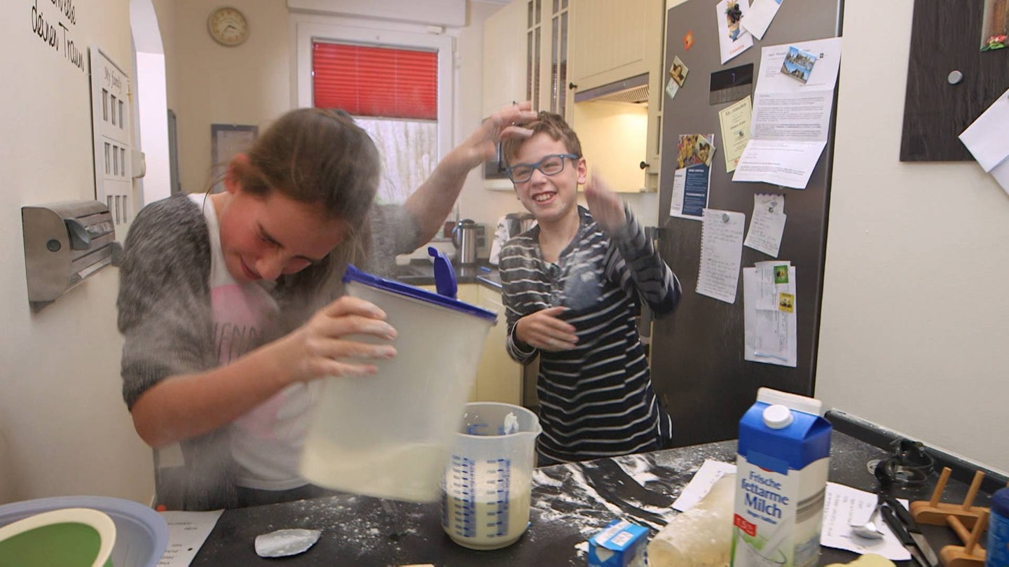 Maya und Lukas kochen Krompir in mesne kroglice. (Foto: SWR)