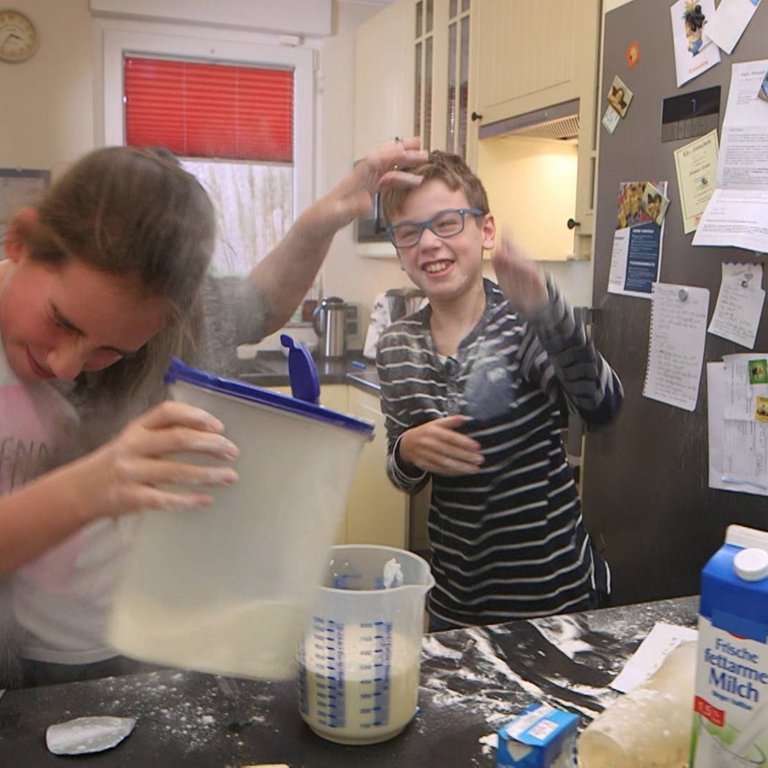 Maya und Lukas kochen Krompir in mesne kroglice. (Foto: SWR)